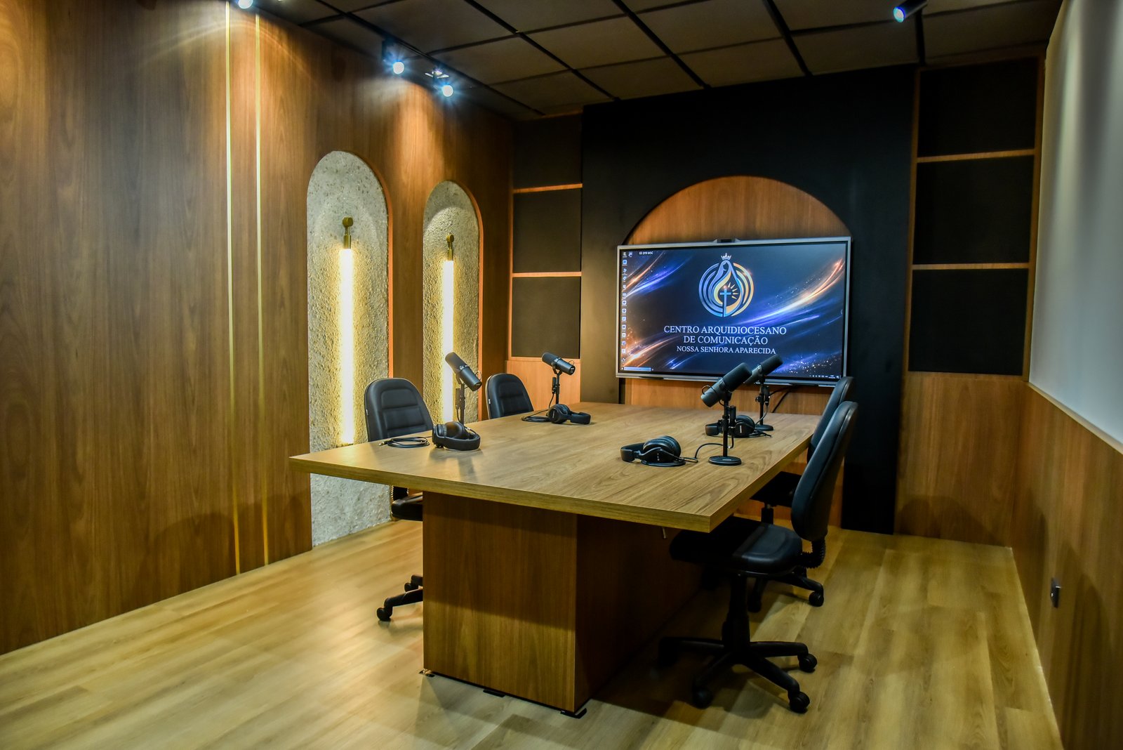 Sala técnica completa de edição e produção do CAC Cascavel